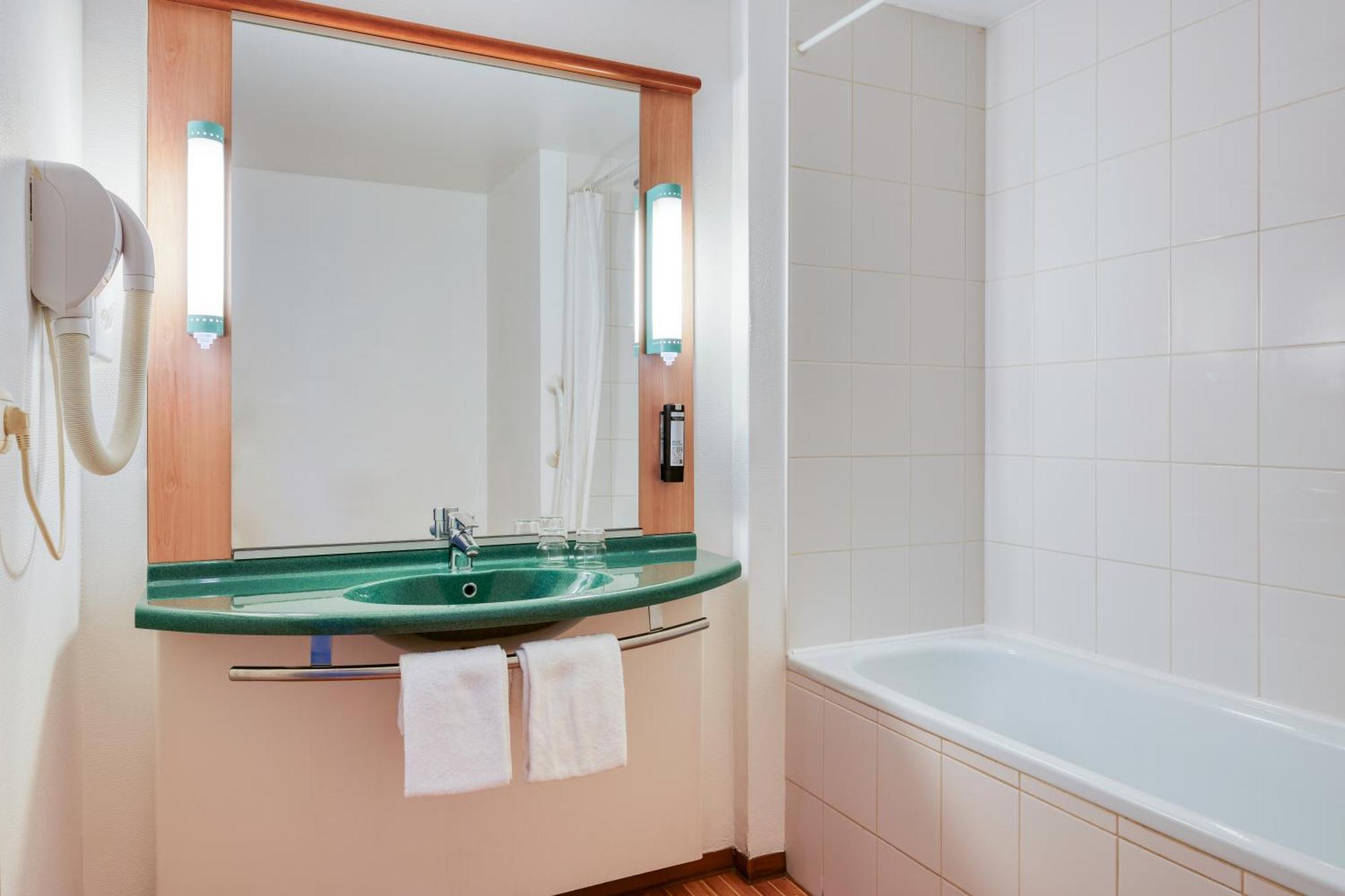 B&B Hotel Mons Gare Eksteriør bilde